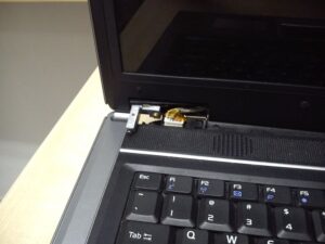 Zerwane zawiasy podtrzymujące matrycę laptopa