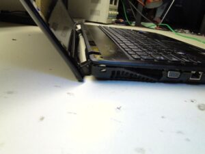 Uszkodzona obudowa w laptopie